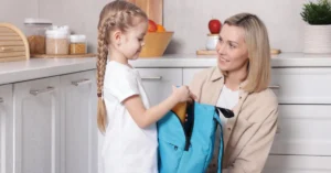 Wolkskool promosie artikel ma en dogter met 'n skooltas